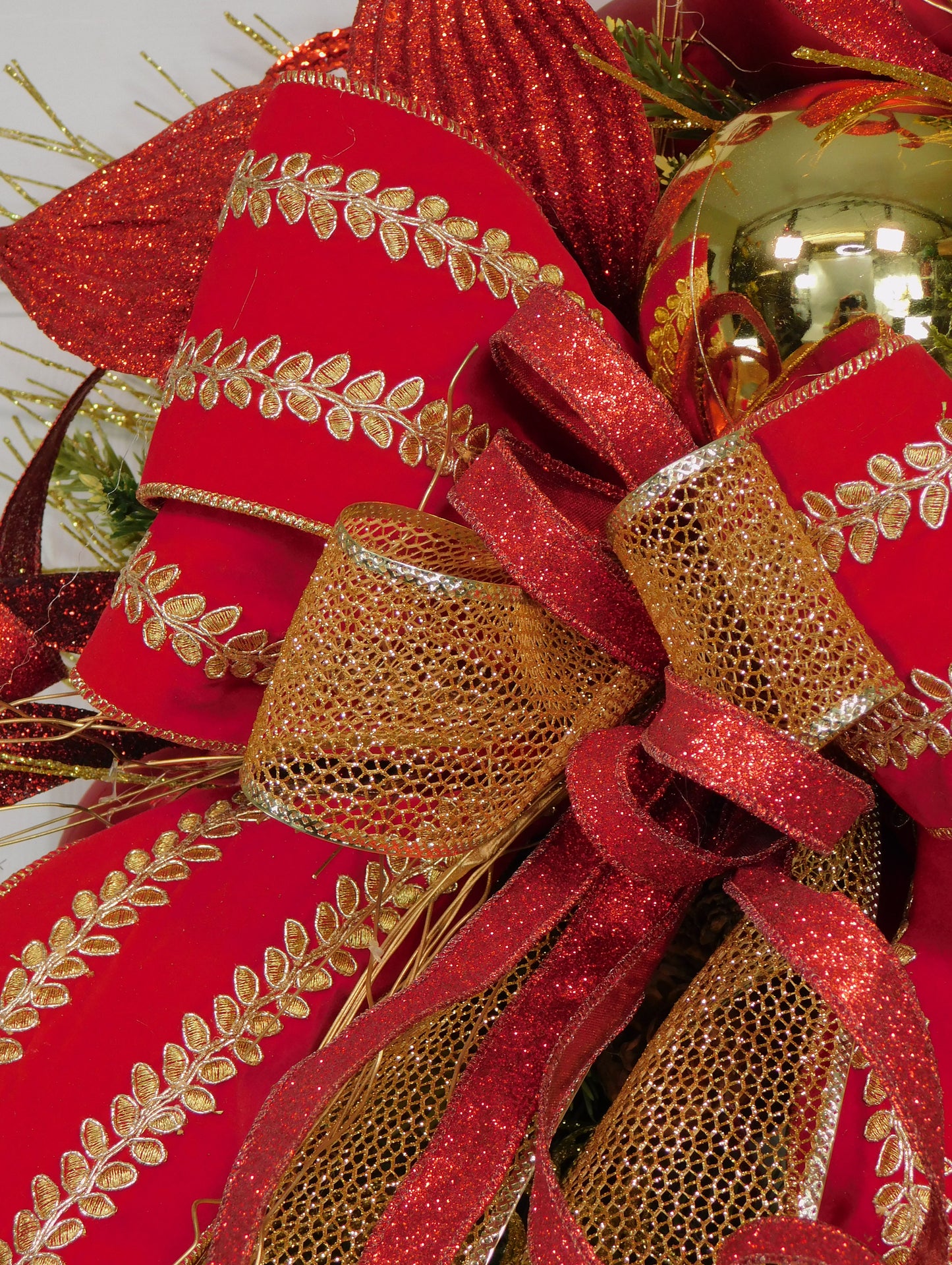 Luxurious Red & Gold Christmas Wreath – Glam Holiday Door Decor with Glitter Ornaments, Elegant Ribbons & Festive Bow