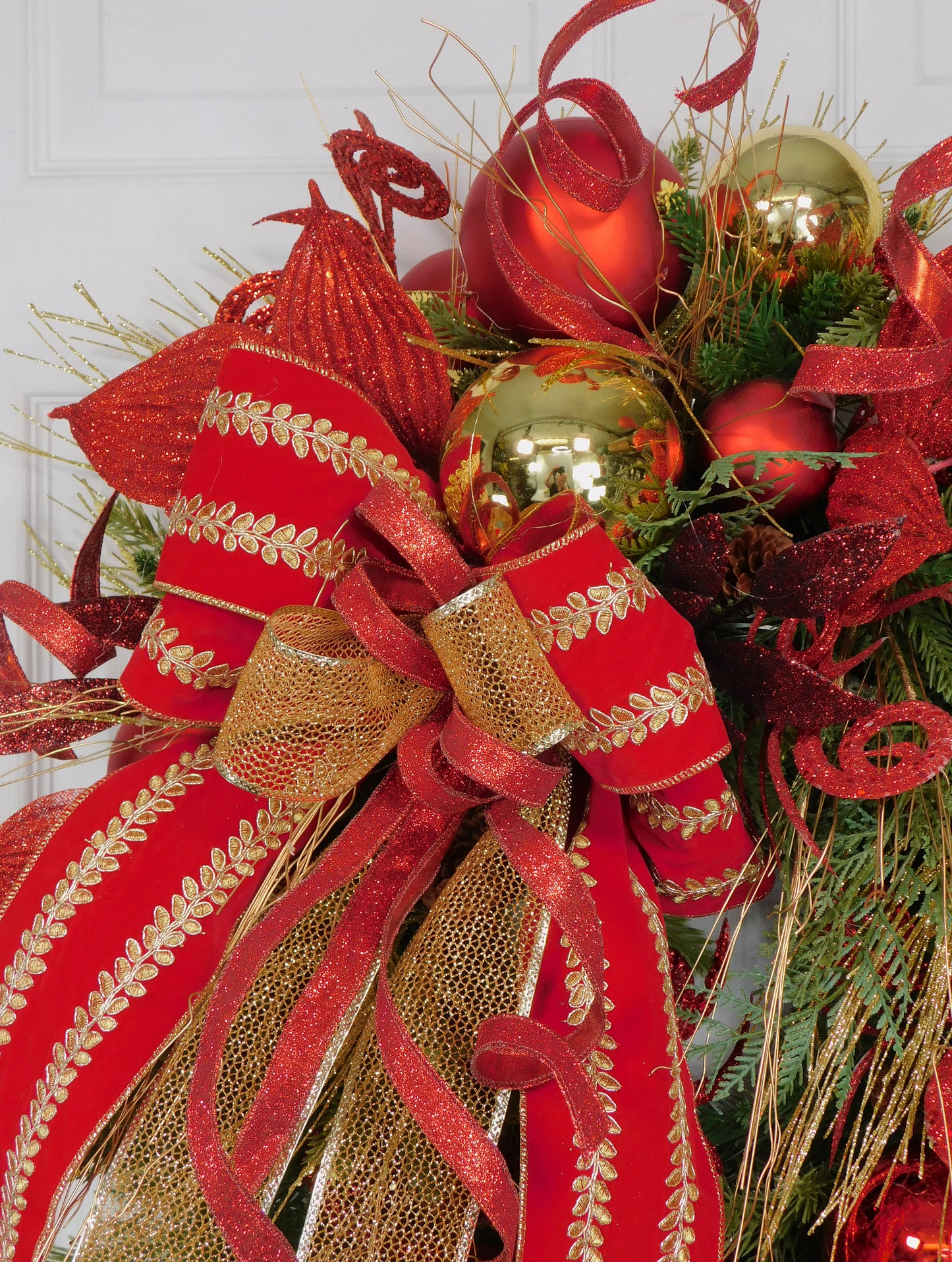 Luxurious Red & Gold Christmas Wreath – Glam Holiday Door Decor with Glitter Ornaments, Elegant Ribbons & Festive Bow