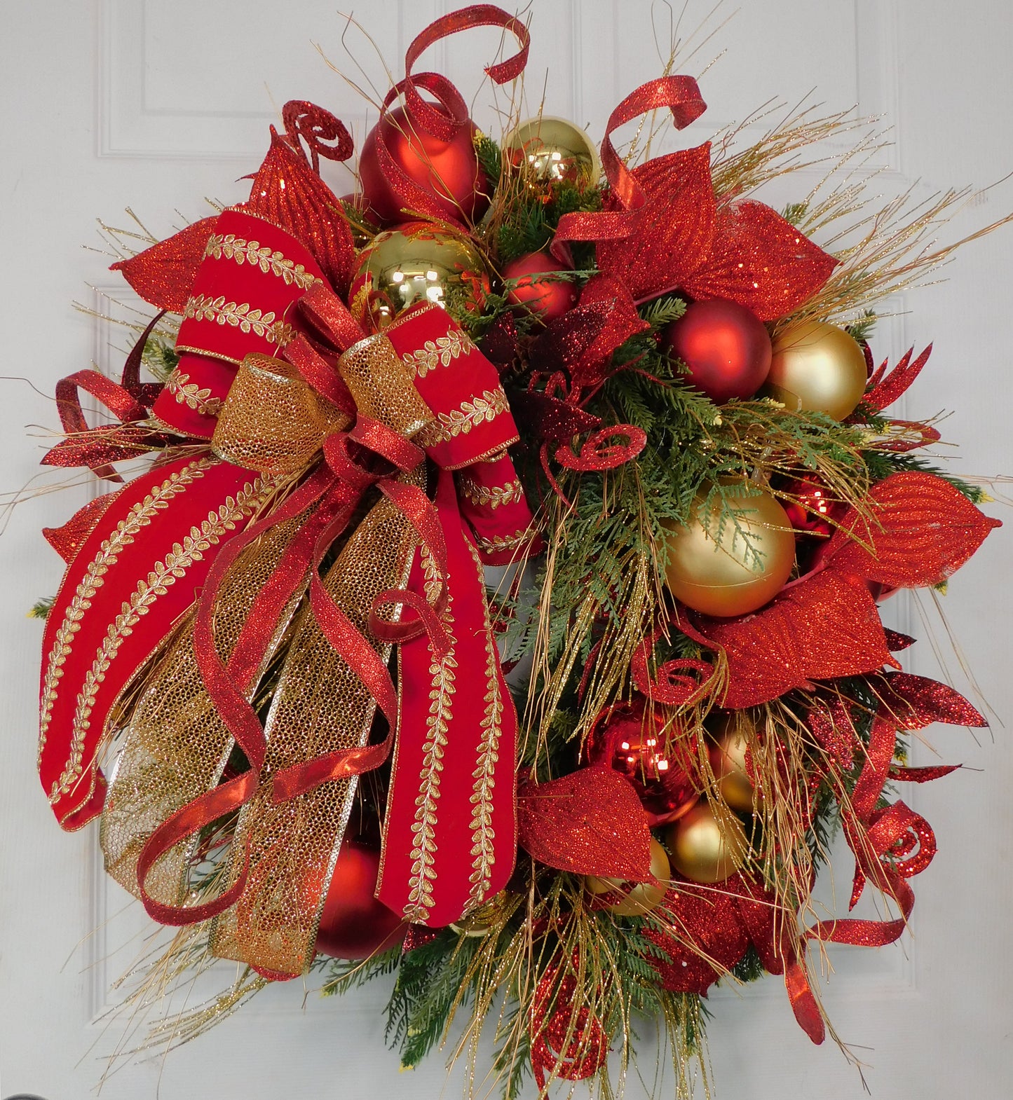 Luxurious Red & Gold Christmas Wreath – Glam Holiday Door Decor with Glitter Ornaments, Elegant Ribbons & Festive Bow