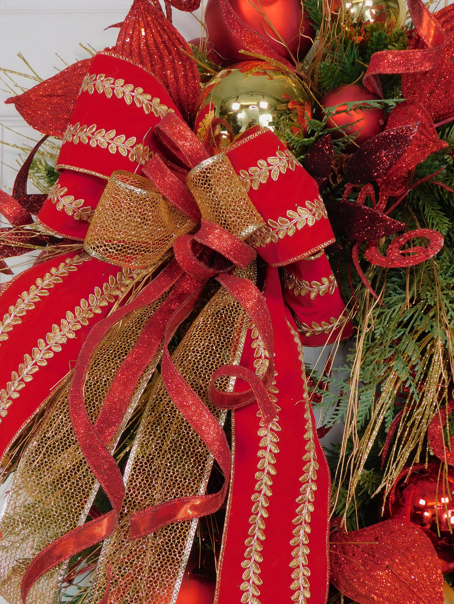 Luxurious Red & Gold Christmas Wreath – Glam Holiday Door Decor with Glitter Ornaments, Elegant Ribbons & Festive Bow