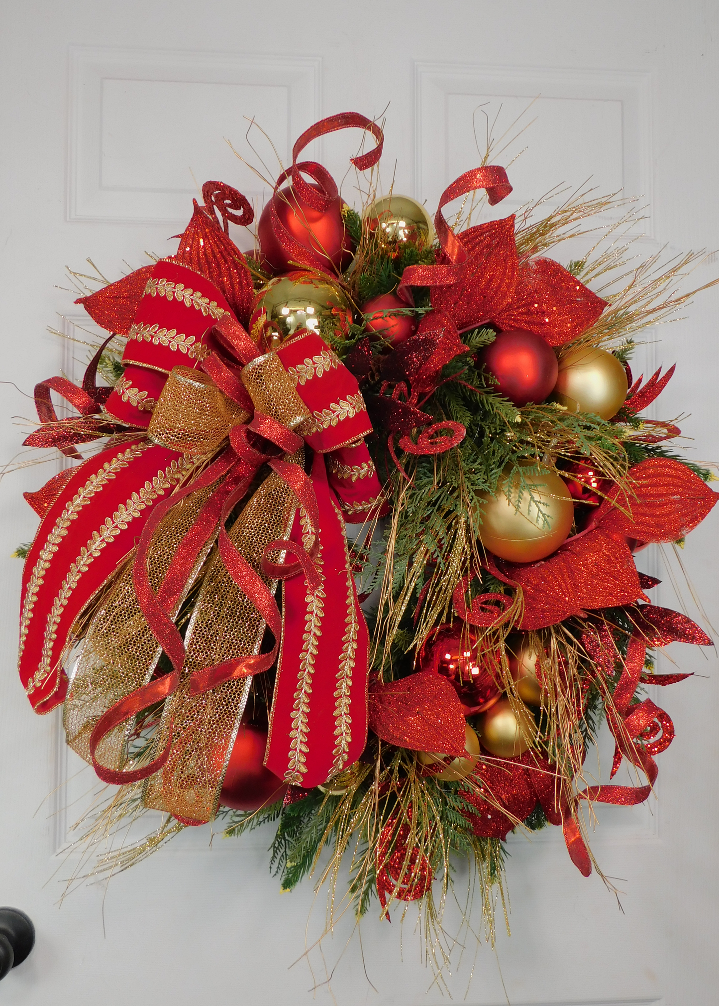 Luxurious Red & Gold Christmas Wreath – Glam Holiday Door Decor with Glitter Ornaments, Elegant Ribbons & Festive Bow